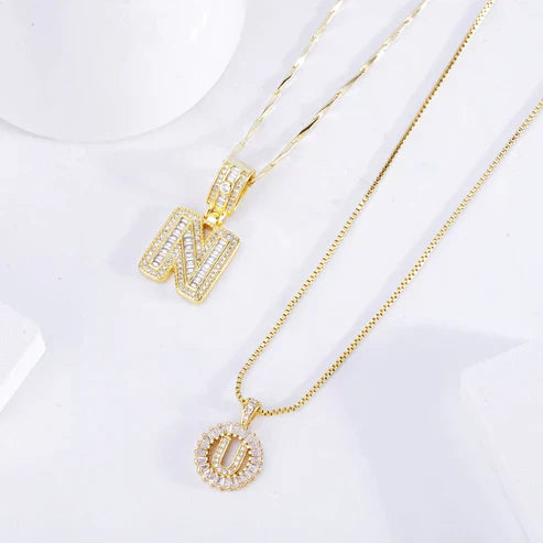 Collier initial en lettres pavées