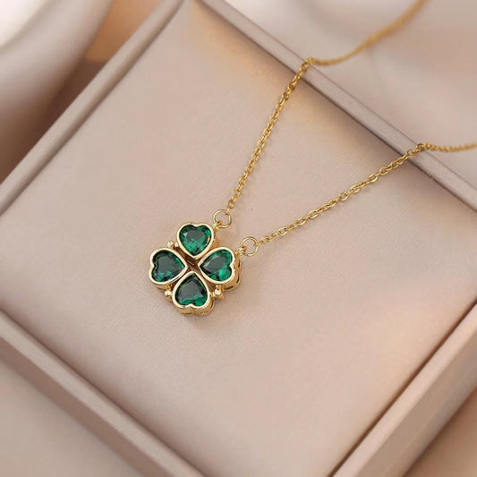 Collier trèfle radieux avec des pierres précieuses vertes vibrantes