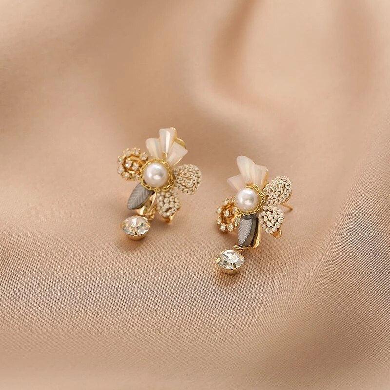 Boucles d'oreilles pendantes florales avec perles en or