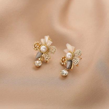 Boucles d'oreilles pendantes florales avec perles en or