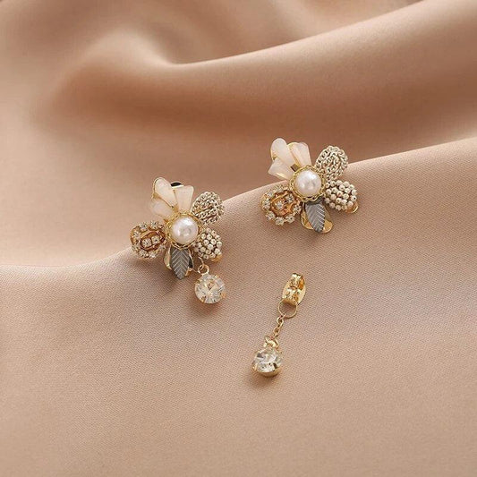 Boucles d'oreilles pendantes florales avec perles en or
