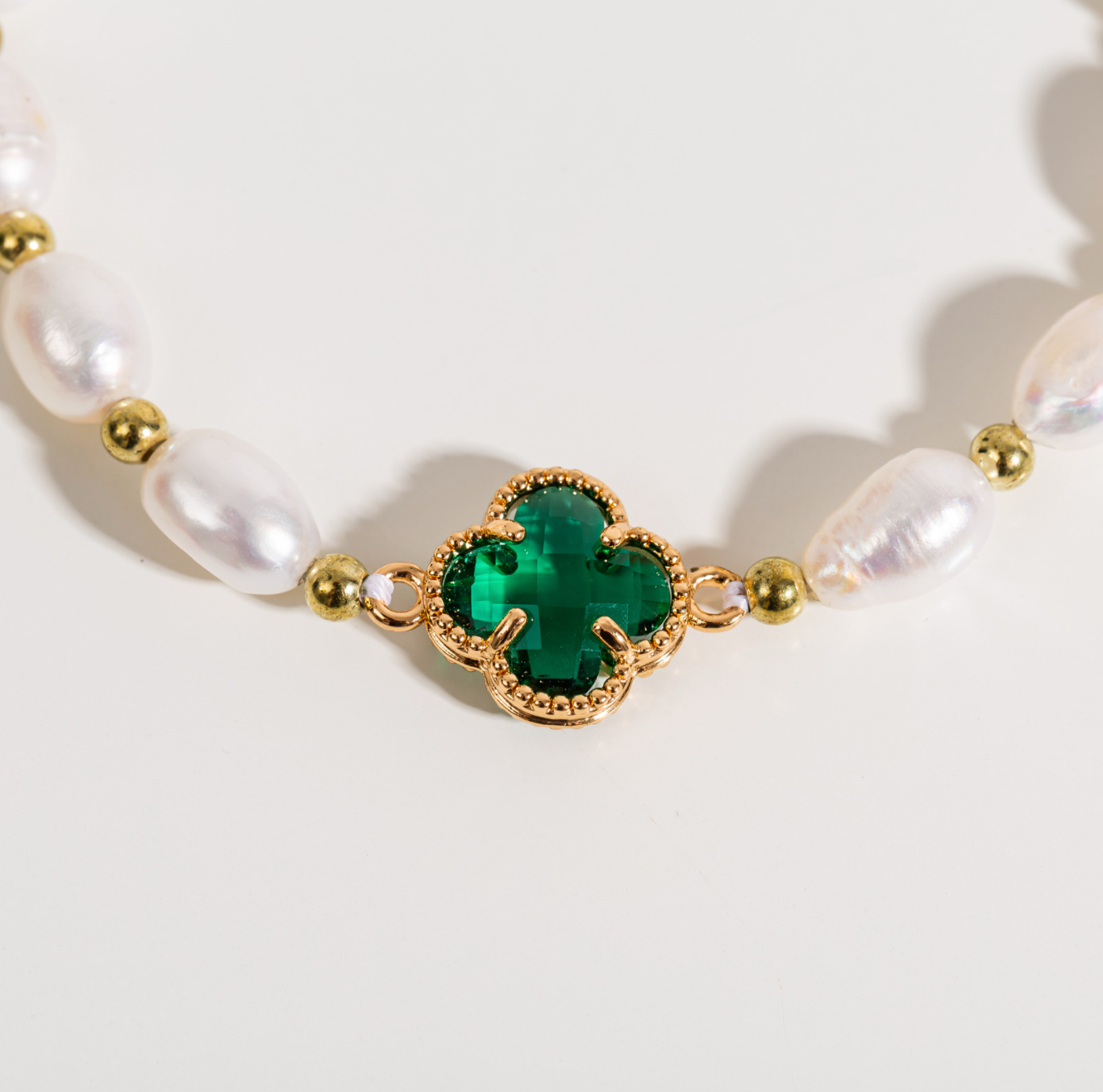 Bracelet en perles en forme de feuille de trèfle émeraude