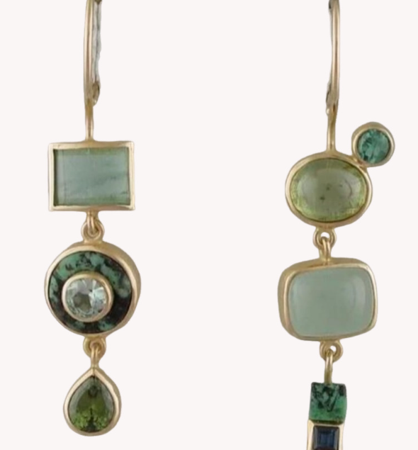 Boucles d'oreilles vintage avec des pierres vertes pendantes