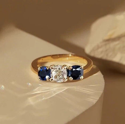 Offre 1+1 : Bague de mariage en or avec trois pierres en saphir blanc et bleu taille coussin pour femmes + Collier en or avec saphir blanc taille ronde