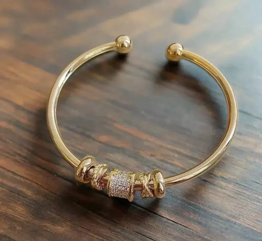 Bracelet ajustable avec des charms dorés