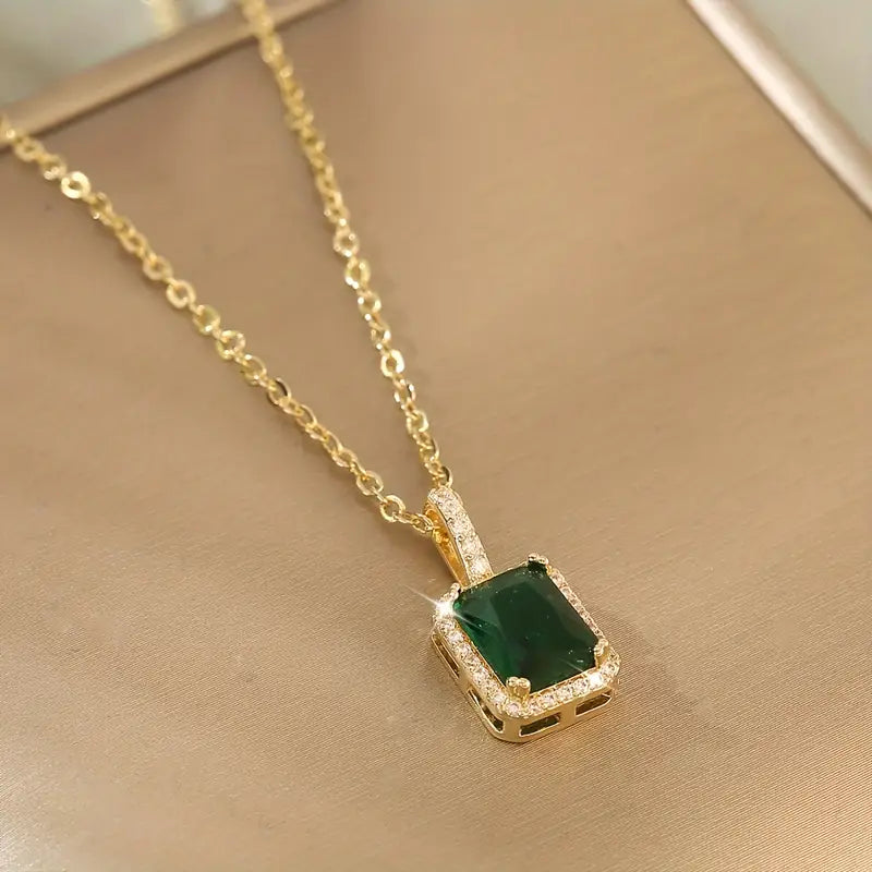 Collier Halo Rectangulaire en Émeraude Dorée