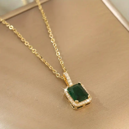Collier Halo Rectangulaire en Émeraude Dorée