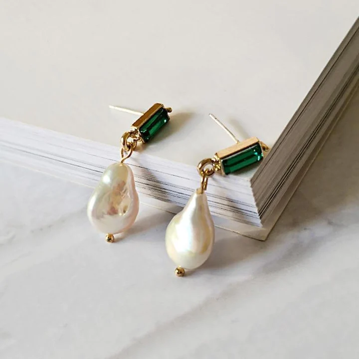 Boucles d'oreilles en perles avec des émeraudes en or