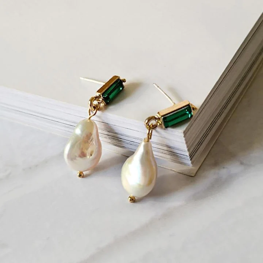 Boucles d'oreilles en perles avec des émeraudes en or