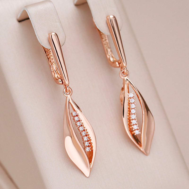 Boucles d'oreilles en dentelle élégante avec zirconia en or rose