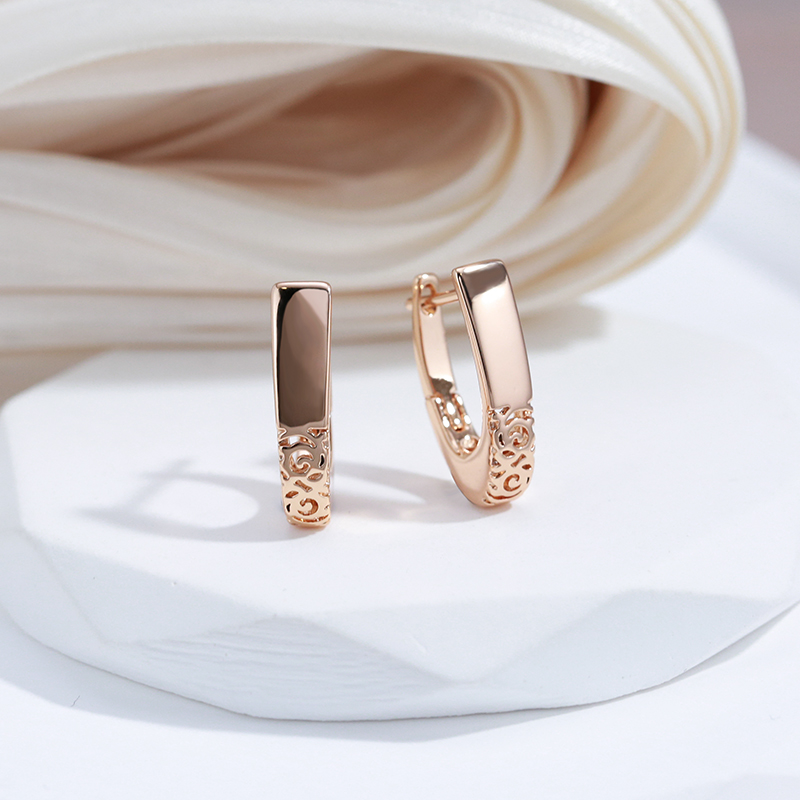 Boucles d'oreilles semi-hoops en or élégant
