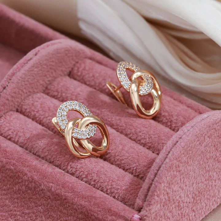 Boucles d'oreilles élégantes en zircon cubique doré
