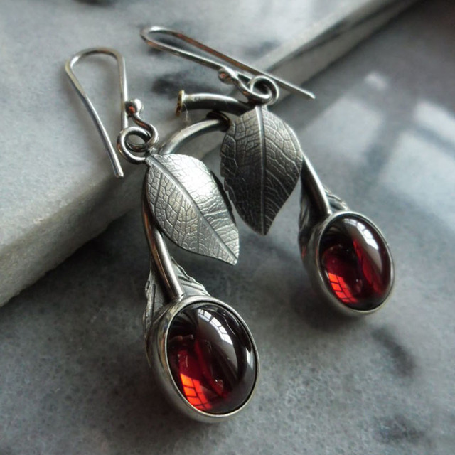 Boucles d'oreilles bohèmes avec des cristaux rouges