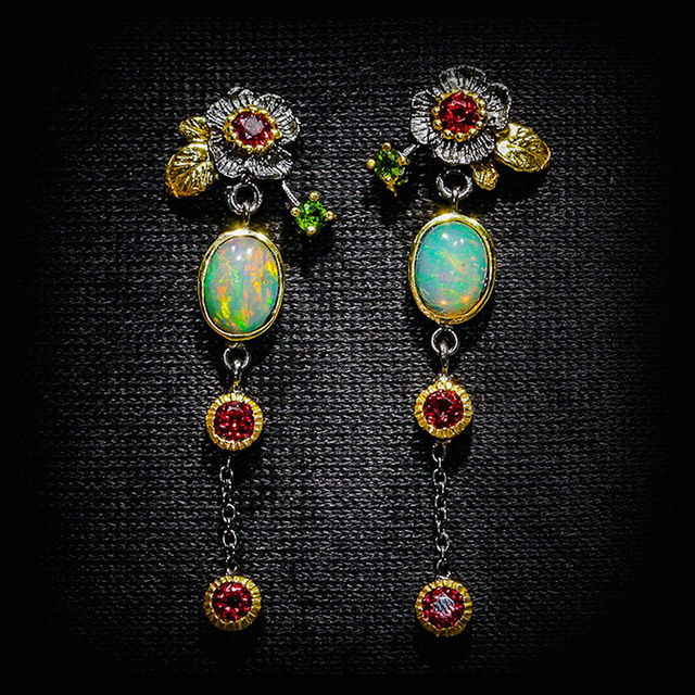 Boucles d'oreilles boho avec opale et zircon rouge