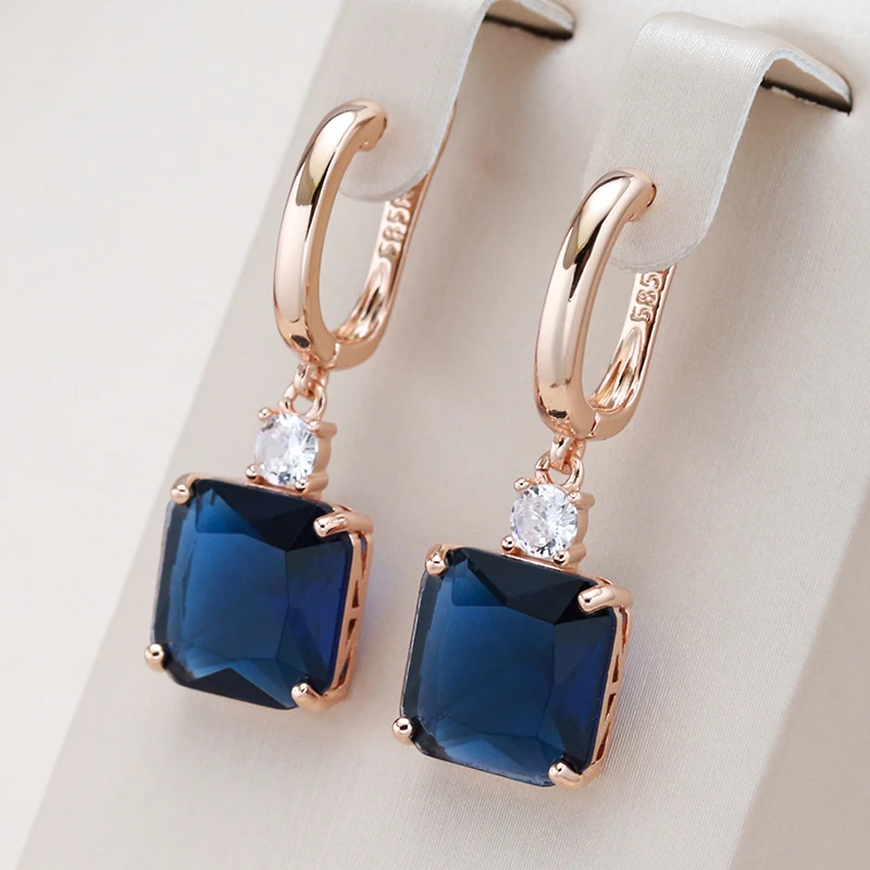 Boucles d'oreilles élégantes avec cristal bleu foncé en or