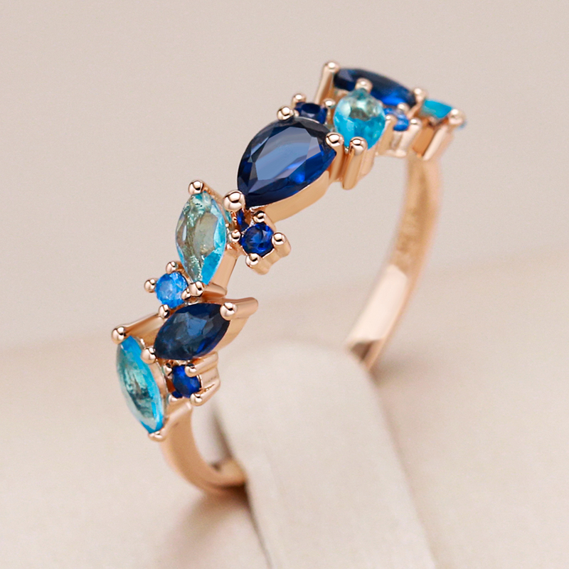 Bague élégante avec cristaux bleus plaquée or