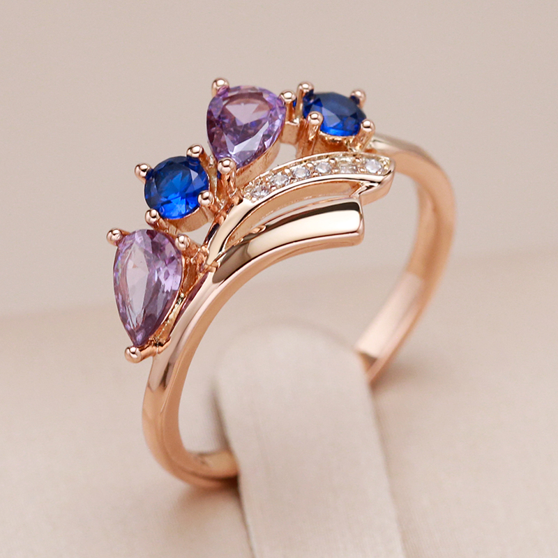 Bague élégante avec des cristaux de couleur or