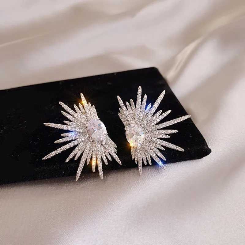 Boucles d'oreilles élégantes, duveteuses et brillantes