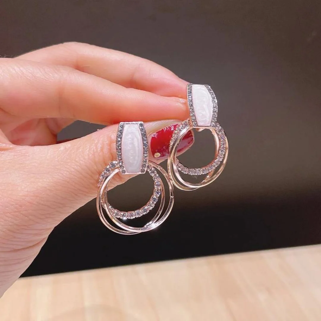 Boucles d'oreilles élégantes blanches brillantes