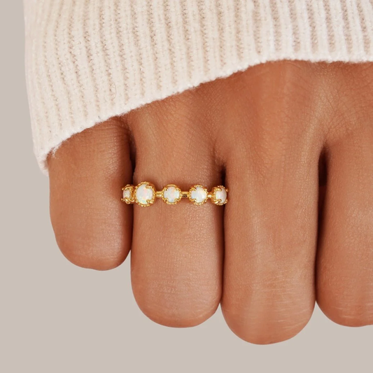 Bague élégante avec opale blanche