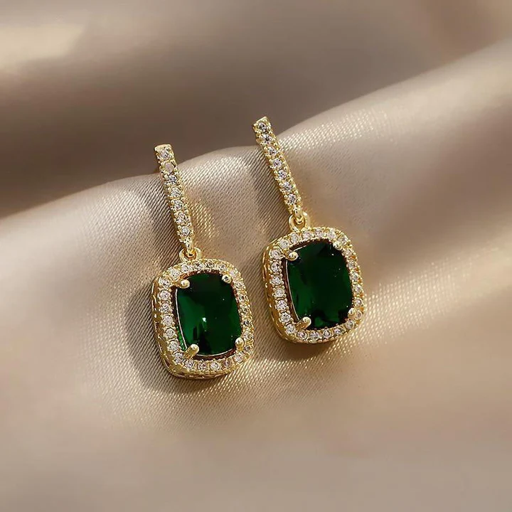 Boucles d'oreilles élégantes avec des cristaux verts brillants