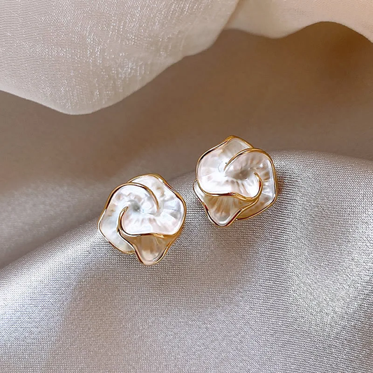 Boucles d'oreilles élégantes en émail blanc