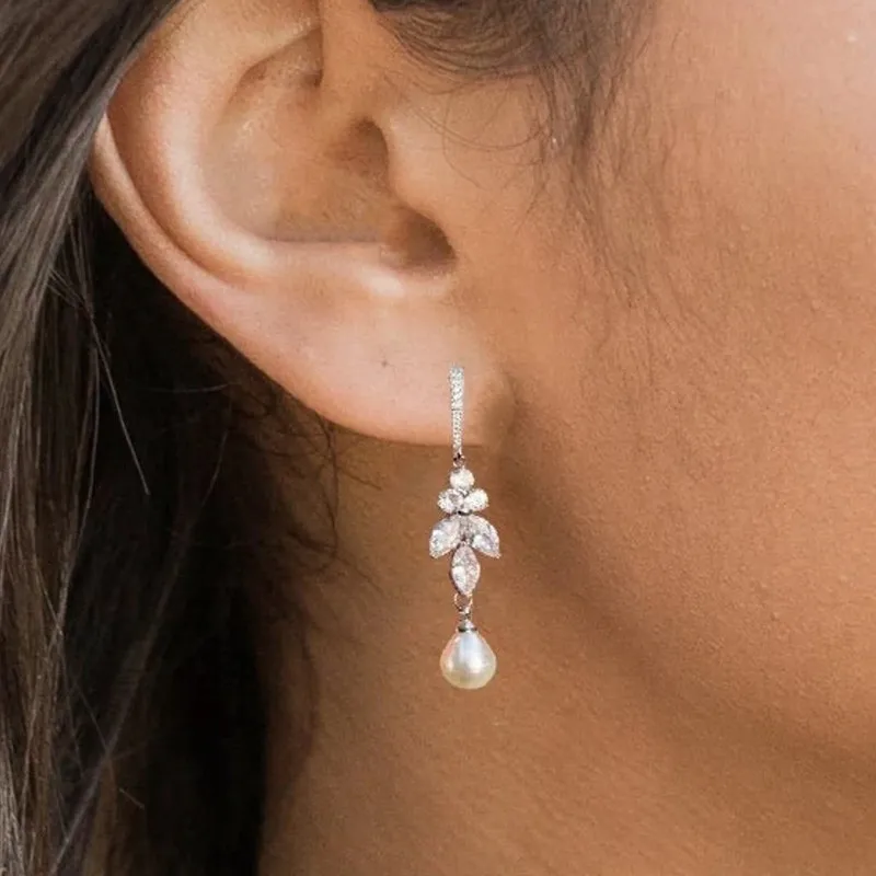 Boucles d'oreilles avec des perles pendantes en feuilles de zircon