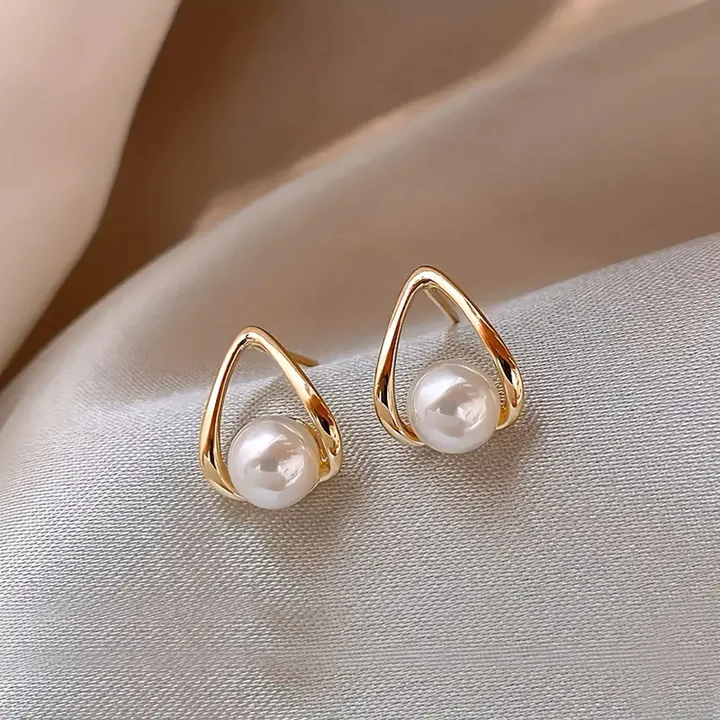 Boucles d'oreilles creuses triangulaires avec des perles élégantes