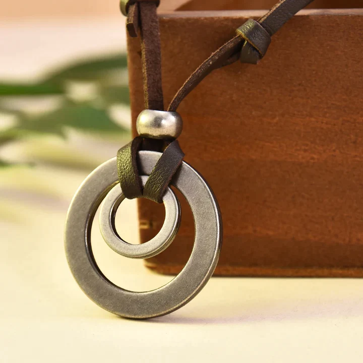 Collier en cuir de style vintage plaqué argent