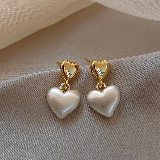 Boucles d'oreilles en perles dorées élégantes en forme de cœur
