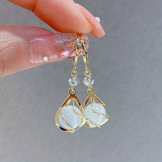 Boucles d'oreilles pendantes en opale blanche vintage dorées