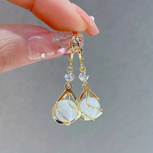 Boucles d'oreilles dorées vintage en opale blanche pendantes