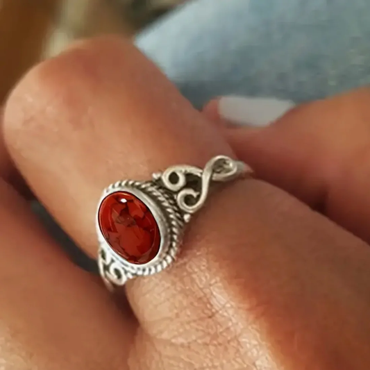 Bague vintage avec pierre rouge