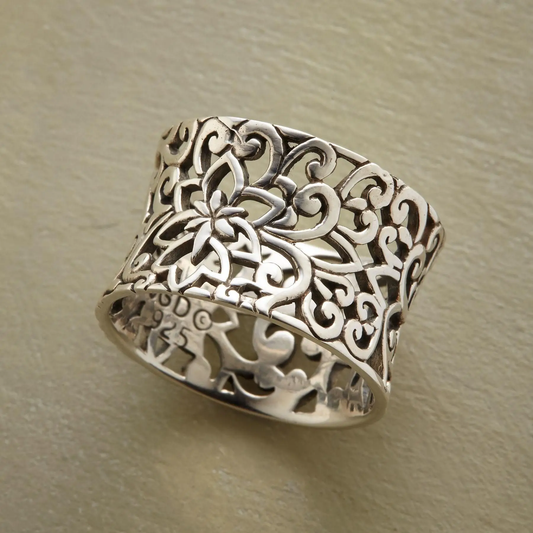 Bague en Argent Ornée de Filigrane