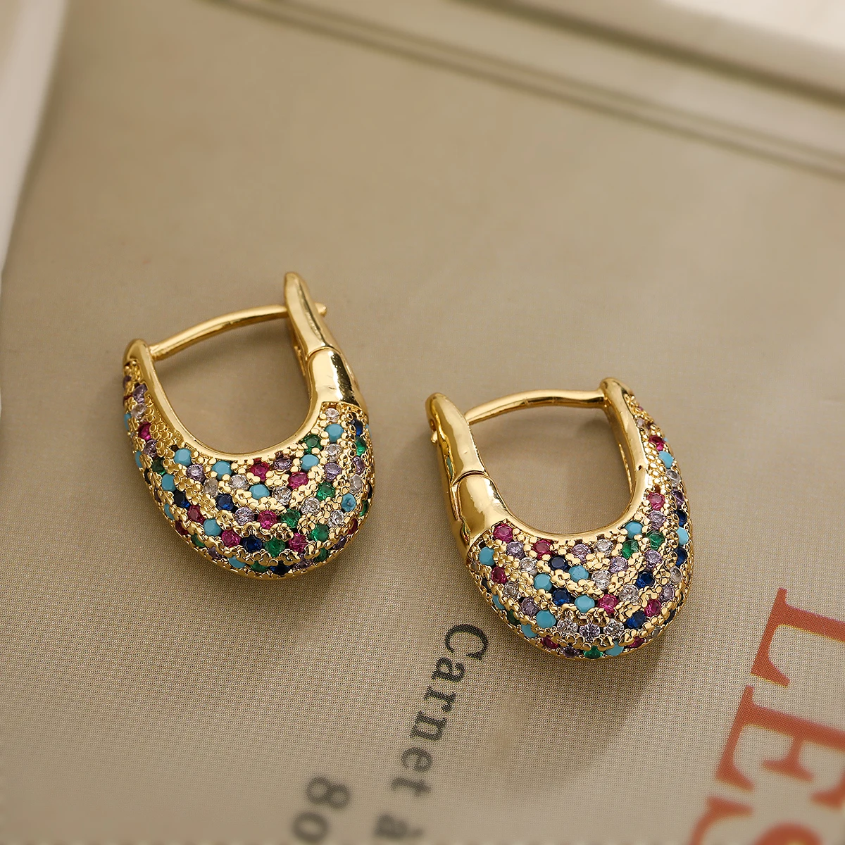 Boucles d'oreilles élégantes et colorées avec des cristaux incrustés