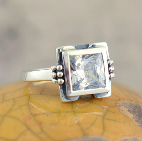 Bague en Verre Carrée avec Incrustation