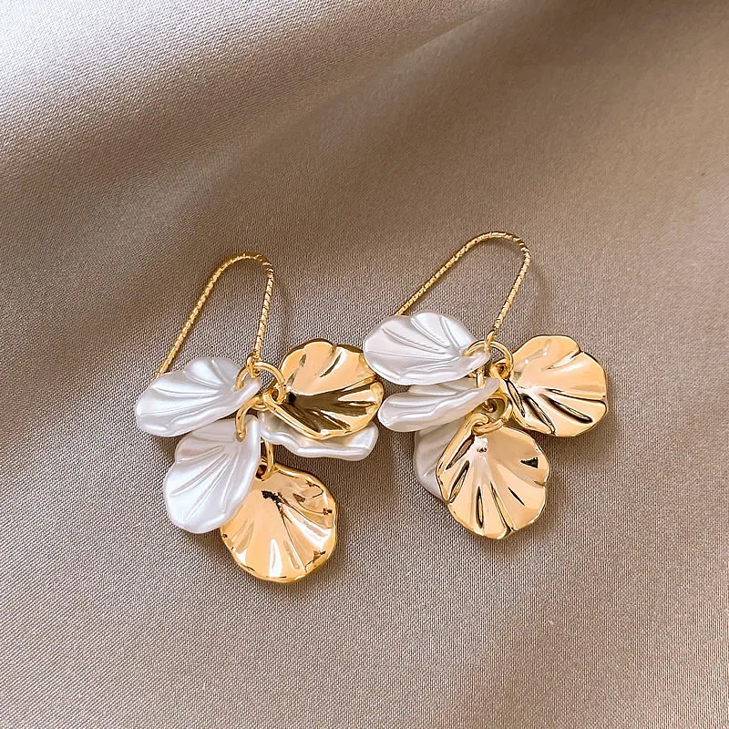 Boucles d'oreilles élégantes en pétales blancs et dorés