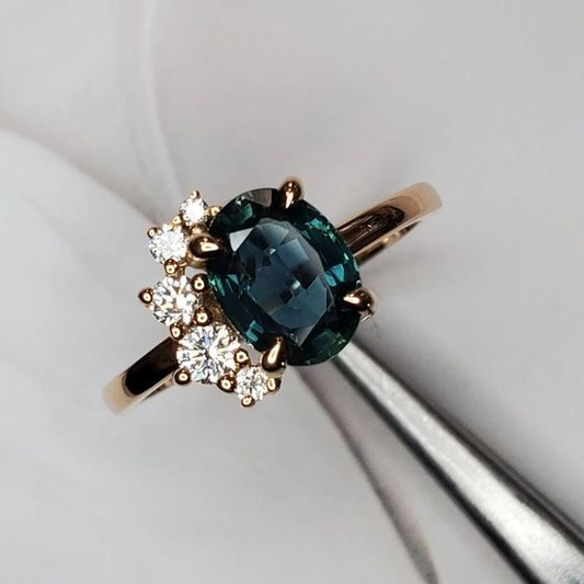 Bague vintage avec cristal bleu et zircon