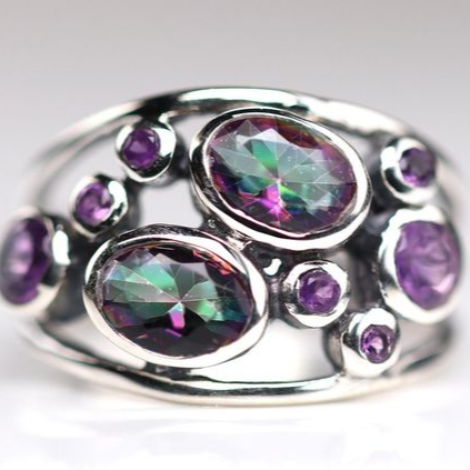 Bague avec des incrustations de cristal coloré en argent vintage