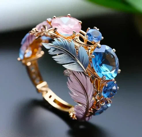 Bague en cristal avec plumes exotiques anciennes