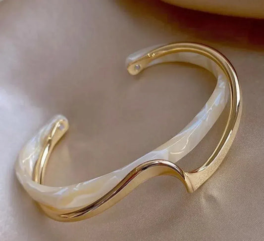 Bracelet élégant en or avec opale blanche